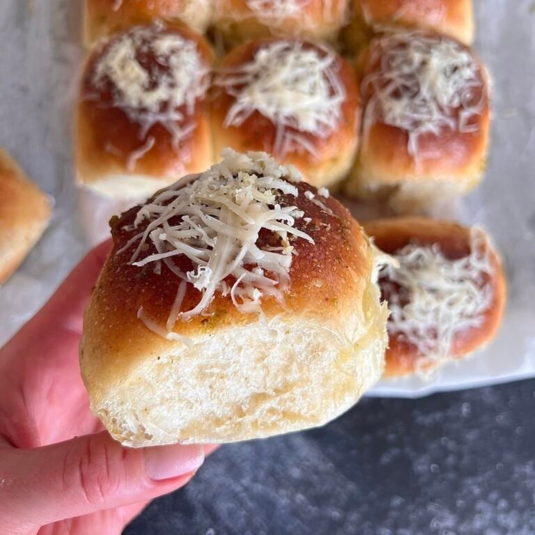 Pesto dinner rolls